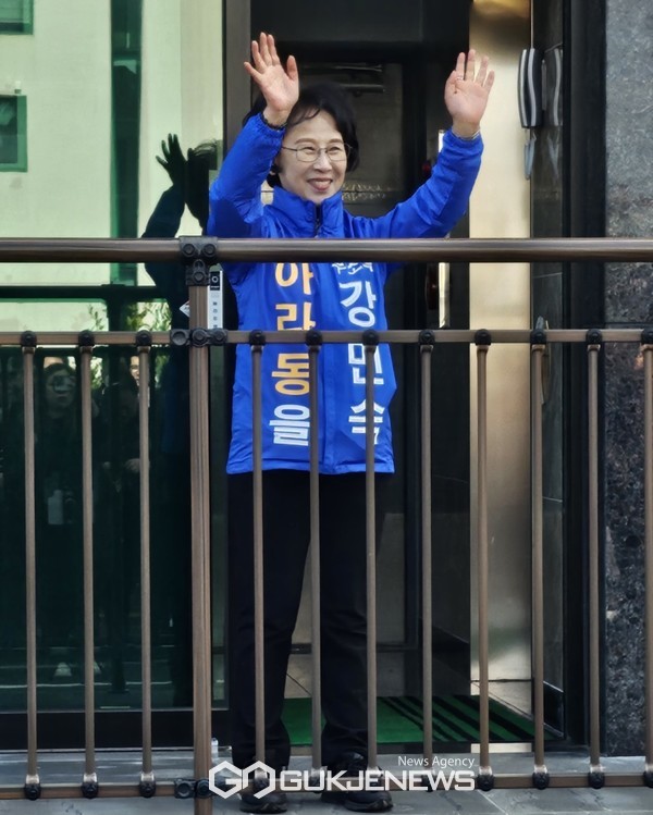 제주도의원 아라동을 보궐선거에 출마하는 무소속 강민숙 예비후보는 9일 열린 개소식에서  “보궐선거인 만큼 남은 임기 2년을 4년처럼 일하려면 일을 해본, 일할 줄 아는 일꾼이 필요하다. 즉시 능력을 발휘할 수 있는 ‘검증된 일꾼’으로서 출마했다”고 밝혔다[사진=문서현 기자]