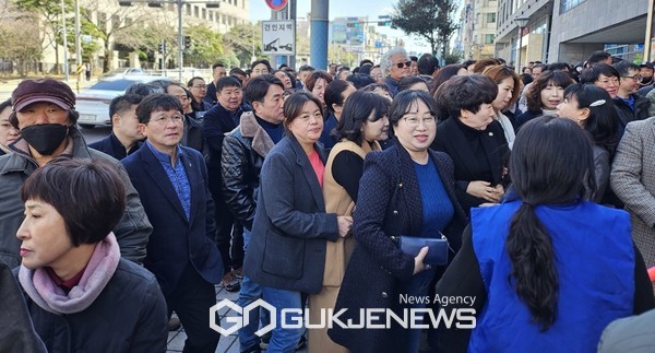 더불어민주당 김한규 제주시을 국회의원 예비후보는 9일 선거사무소 개소식을 열고 제22대 총선을 향한 힘찬 출발을 알렸다. 이날 김 예비후보는 "더 낮은 자세로, 더 간절하게, 더 치열하게, 더 열심히 선거에 임하겠다"며 "반드시 승리해 존경하는 도민들과 함께 새로운 희망의 이야기를 써내려 가겠다"라는 결연한 각오를 보였다. [사진=문서현 기자]