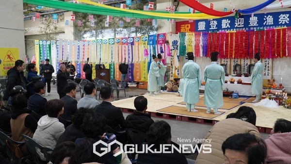 10일 더불어민주당 제주시 을 김한규 예비후보는 제주시수협 위판장에서 열린 '2024년 영등환영풍어제'에 참석했다.[사진=김한규 예비후보 선거사무소]