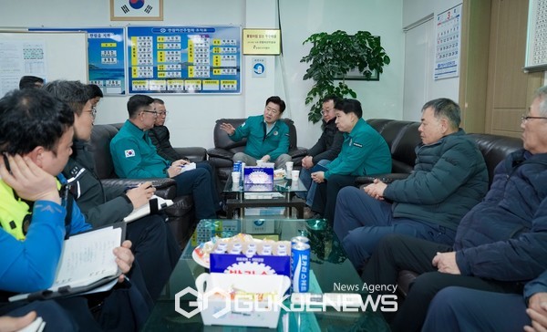 제주도가 9일 오전 경남 통영시 욕지도 남쪽 해상에서 전복된 제주선적 ‘제2해신호’에 대한 실종자 수색과 유가족 지원에 총력을 기울이고 있다.[사진=제주도]