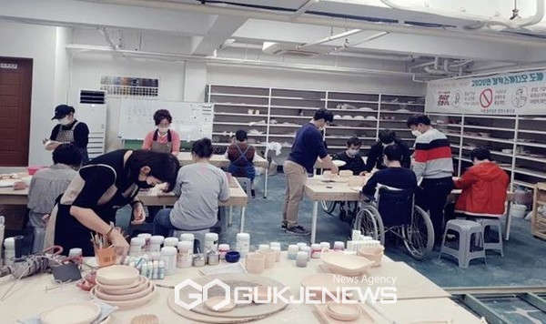 이중섭미술관 창작스튜디오 교육프로그램 중 가장 대표적인 프로그램인 도예아카데미가 오는 4월 상반기 개강을 앞두고 수강생 36명을 모집한다.[사진=이중섭미술관 창작스튜디오]