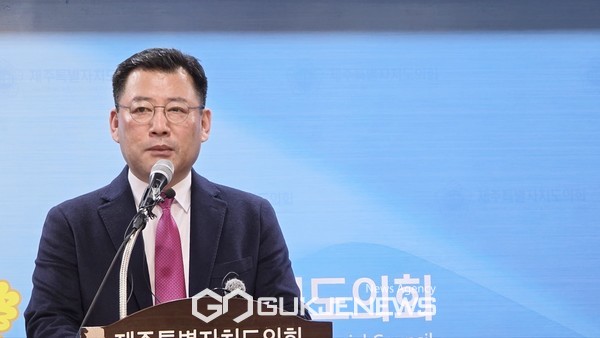 제주시갑 무소속 김영진 예비후보는 11일 오전 10시 제주도의회 도민카페서 기자회견을 열고 "더불어민주당 경선은 많은 언론에서 막장 드라마라 칭할 만큼 비열하고비정한 방식으로 유권자의 뒤통수를 때리는 양상을 빚었다"고 날을 세웠다.[사진=문서현 기자]