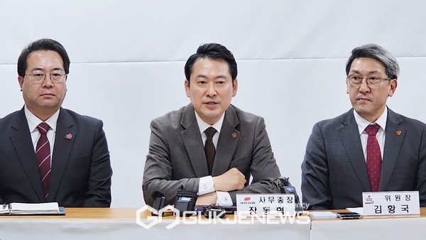 11일 제주를 찾은 장동혁 사무총장은 이날 오후 3시 국민의힘 제주도당사에서 기자회견을 열고 "당 차원에서 설득해 하나로 힘을 모아갈 수 있도록 최선을 다하겠다"며 "이를 위해 조만간 탈당한 인사를 만나 설득하겠다"는 의지를 피력했다.[사진=문서현 기자]