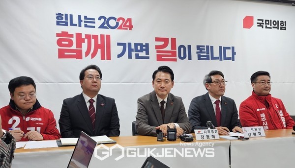 11일 제주를 찾은 장동혁 사무총장은 이날 오후 3시 국민의힘 제주도당사에서 기자회견을 열고 "당 차원에서 설득해 하나로 힘을 모아갈 수 있도록 최선을 다하겠다"며 "이를 위해 조만간 탈당한 인사를 만나 설득하겠다"는 의지를 피력했다.[사진=문서현 기자]