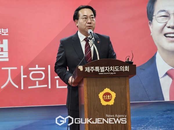 고광철 전략공천 후보는 12일 오전 11시 제주도의회 도민카페서 출마기자회견을 열고 "제주를 위한 새로운 힘이 되겠다"며 "대한민국 1% 제주의 한계를 뛰어넘는 자랑스런 제주를 만들기 위해 변화를 선택해달라"고 호소했다.[사진=문서현 기자]