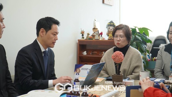 더불어민주당 제주시을 김한규 예비후보는 13일 제주시 시니어클럽과 간담회를 갖고 제주 어르신들의 일자리 문제 해결을 위해 최선을 다하겠다고 약속했다.[사진=김한규 예비후보 사무소]