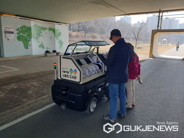 성남시 자율주행 도서관 로봇 ‘카북이’가 사송교에 정차해 시민들이 책을 빌리고 있다(성남시)