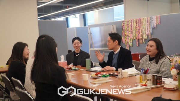 14일 김한규 더불어민주당 제주시을 후보는 발달장애아동 학부모들과 간담회를 통해 "발달장애아동관련 교육인프라 부족 해소를 위해 노력하겠다"고 약속했다.[사진=김한규 예비후보 선거사무소]