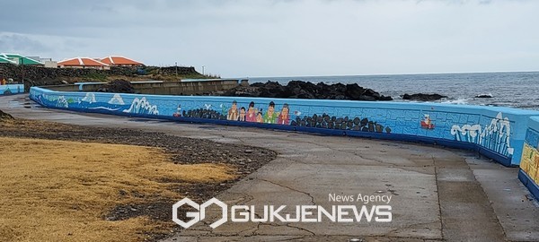 서귀포시에서는 올해 대정읍 가파도, 마라도를 대상으로 섬 지역 정주여건 개선을 위해 추진 중인‘특수상황지역 개발사업에 13억원을 들여 ▲가파도 돌담정비, 파제벽 경관디자인 ▲마라도 살레덕항 정비, 해안탐방로 시설 등 4개 사업을 추진한다.[사진=서귀포시청]