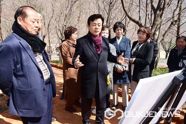 (사진제공=진주시)‘월아산 숲속의 진주’를 찾은 조규일 시장이 신규시설 조성현장 점검에 나섰다