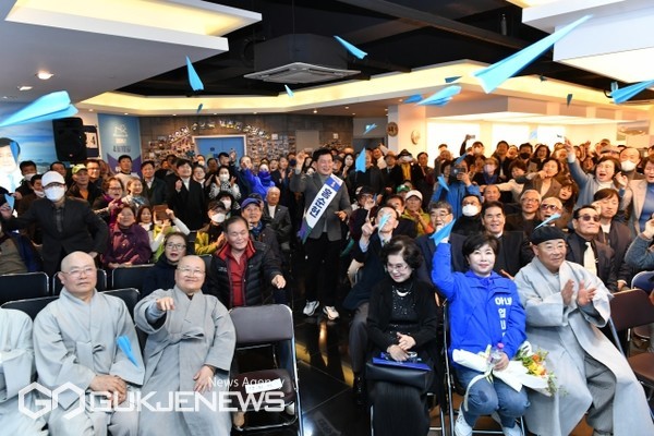 17일 오후 4시, 민주당 홍순헌 부산 해운대(갑) 후보 선거사무소 개소식에서  총선승리 기원 종이비행기 날리기를 하고 있다/제공=홍순헌 후보 선대위