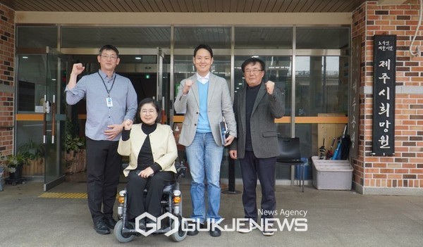 지난 16일 더불어민주당 김한규 제주시을 국회의원 후보는 김경미 도민소통선대위원장과 함께 정효원, 남자중장기청소년쉼터, 무지개마을, 제주시희망원, 제주도 노인복지시설협회 등 사회복지 day 일정 소화을 소화했다.[사진=김한규 예비후보 선거사무소]