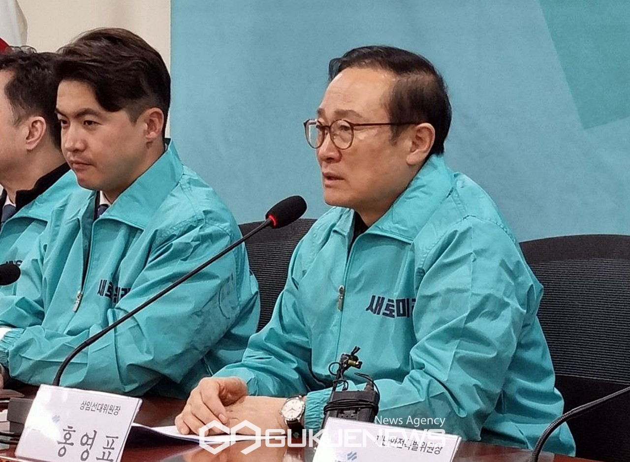 ▲18일 오전 국회에서 열린 새로운미래 선대위원회의에서 홍영표 상임선대위원장은 이종섭 전 국방부장관을 호주대사로 도둑 출국시킨 건 부당하지 않느냐고 대통령실을 비판하고 있다./사진=원명국 기자