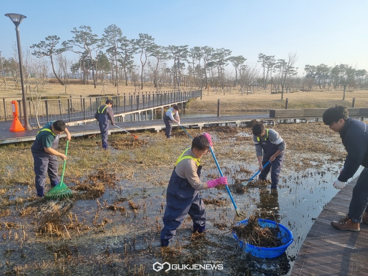 봄맞이 환경정비에 나선 세종시설공단 직원들 모습. 사진/시설공단