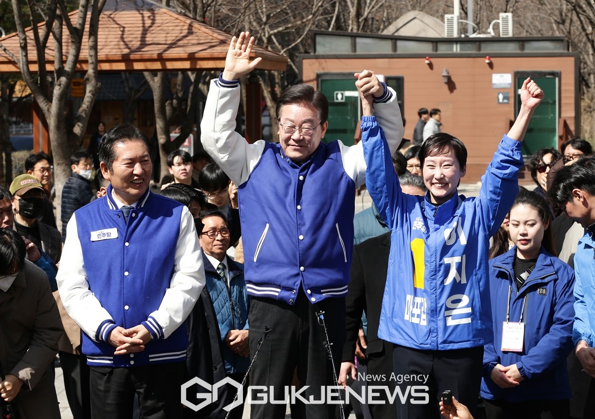 ▲이재명 더불어민주당 상임공동선거대책위원장이 18일 서울 마포구 경의선숲길을 방문해 마포갑 이지은 후보(오른쪽), 마포을 정청래 후보와 함께 주민들에게 인사하고 있다. /사진=원명국 기자