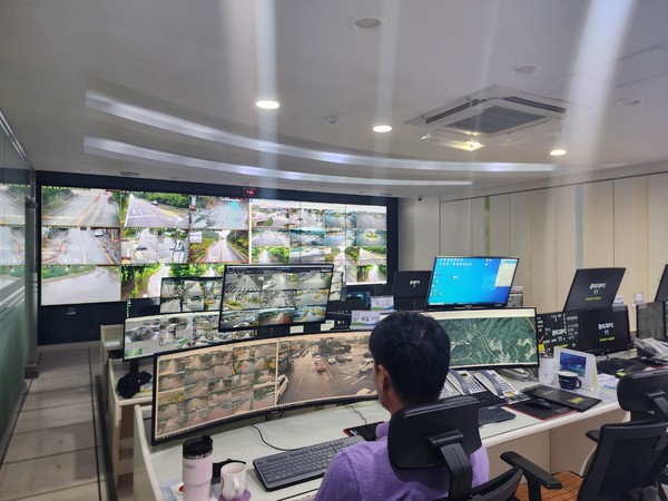 장성군청 관제요원이 지능형 선별관제 시스템이 적용된 CCTV 화면을 감시하고 있다. ⓒ 장성군