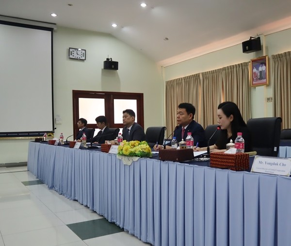 (사진제공=수공) 윤석대 수공 사장(사진 가운데)이 18일 캄보디아 프놈펜 현지에서 프놈펜 상수도청과 물 분야 국제개발협력(ODA) 방안에 대해 논의.