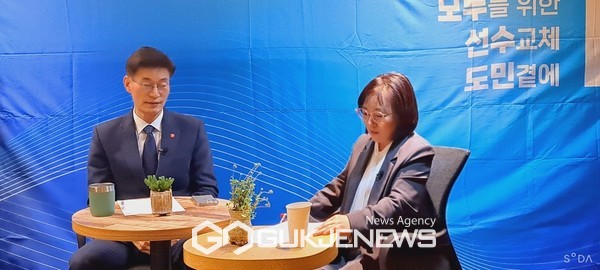 18일 오후 더불어민주당 제주시갑 문대림 예비후보와 인터뷰를 진행하고 있다.[사진=제주도인터넷신문방송기자협]