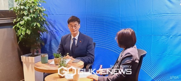 18일 오후 더불어민주당 제주시갑 문대림 예비후보와 인터뷰를 진행하고 있다.[사진=제주도인터넷신문방송기자협]