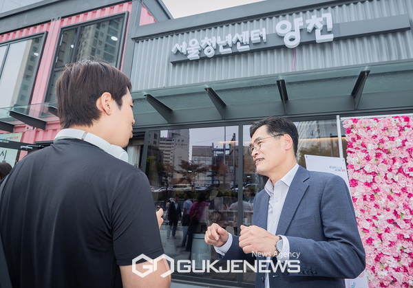 양천구 청년정책 중 하나인 서울청년센터 양천에서 청년과 소통중인 이기재 양천구청장 [사진제공=양천구청]