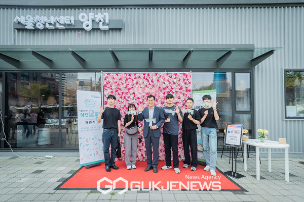 양천구 청년정책 중 하나인 서울청년센터 양천에서 청년과 소통중인 이기재 양천구청장 [사진제공=양천구청]