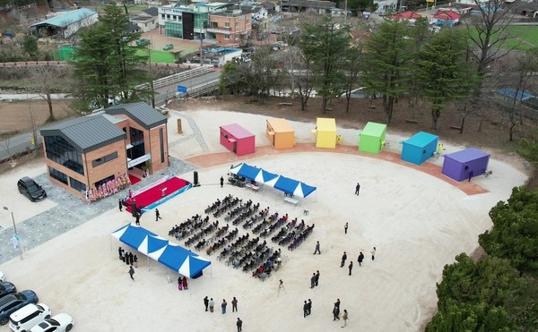 청년 거점 복합타운은 칠곡면 옛 의춘중학교 부지에 사업비 62억 원을 들여 총면적 12,388㎡ 규모로 건립한다. 