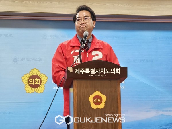 국민의힘 제주시갑 고광철 예비후보는  20일 오후 3시 제주도의회 도민카페서 기자회견을 열고 "김영진 후보가 고심한 끝에 선민후사(先民後私), 선당후사(先黨後 私)의 정신으로 '보수 분열'이라는 논란에 종지부를 찍고 아름다운 매듭을 지어 주셨다"고 원팀에 감사함을 표했다.]-[사진=문서현 기자]