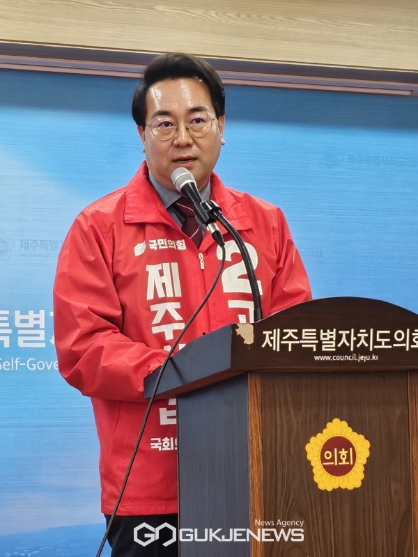 국민의힘 제주시갑 고광철 예비후보는  20일 오후 3시 제주도의회 도민카페서 기자회견을 열고 "김영진 후보가 고심한 끝에 선민후사(先民後私), 선당후사(先黨後 私)의 정신으로 '보수 분열'이라는 논란에 종지부를 찍고 아름다운 매듭을 지어 주셨다"고 원팀에 감사함을 표했다.]-[사진=문서현 기자]