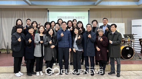 20일 위성곤 제22대 국회의원선거(총선) 서귀포시 선거구 예비후보는 서귀포시 지역아동센터장들과의 간담회에 참석 ‘제22대 국회의원 선거 지역아동센터 3·3한 공약 제안’에 서명했다.[사진=위성곤예비후보 선거사무소]