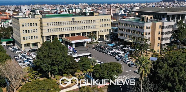 청소년인권모임 내다(이하 내다) 등 19개 단체가 백호기 응원연습이 학생들의 인권을 침해하고 있다"며 "제주도교육청은 백호기 응원연습 인권침해를 조사할 것"을 촉구하고 나섰다.[사진=제주도교육청]