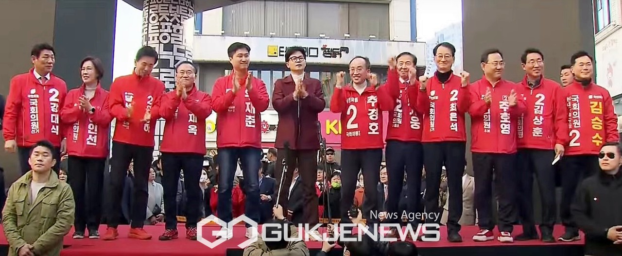 ▲한동훈 국민의힘 총괄선거대책위원장은 21일 오후 대구 서문시장과 동성로 거리인사에서 4월 총선에서 반드시 이기겠다고 밝히고 있다.(오른소리)