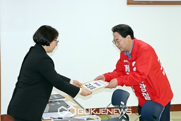 고광철 제22대 국회의원선거(총선) 제주시갑 선거구 예비후보(48·국민의힘)가 21일 제22대 총선 국민의힘 제주시갑 후보로 등록하고 "정치·세대교체로 20여 년간 정체된 제주 발전 이루겠다"는 포부를 밝혔다.[사진=고광철 후보 선거사무소]