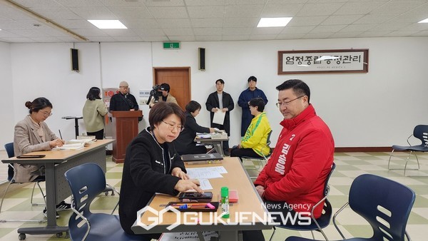 김승욱 제22대 국회의의원선거(총선)제주을 선거구 예비후보(54·국민의힘)는 21일 후보등록을 마친 후  "정부 부처 및 중앙당 그리고 제주도민분들과 끊임없는 소통으로 제주의 봄을 누릴 수 있게 노력하겠다”는 의지를 피력했다.[사진=김승욱 후보 선거사무소]