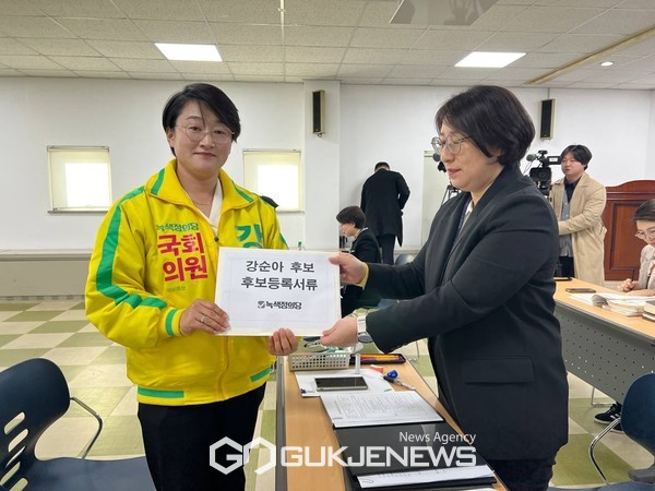 제주시을 선거구 강순아 녹색정의당 국회의원 후보는 21일 오전 9시 제주시선거관리위원회를 찾아 제22대 국회의원선거 후보자 등록을 마친 후  “4.3 영령들과 과거사 희생자들이 고단함을 내려놓고 쉬실 수 있도록 역사적 정의를 바로 세우겠다”고 유족들에게 약속했다.[사진=강순아 후보 선거사무소]