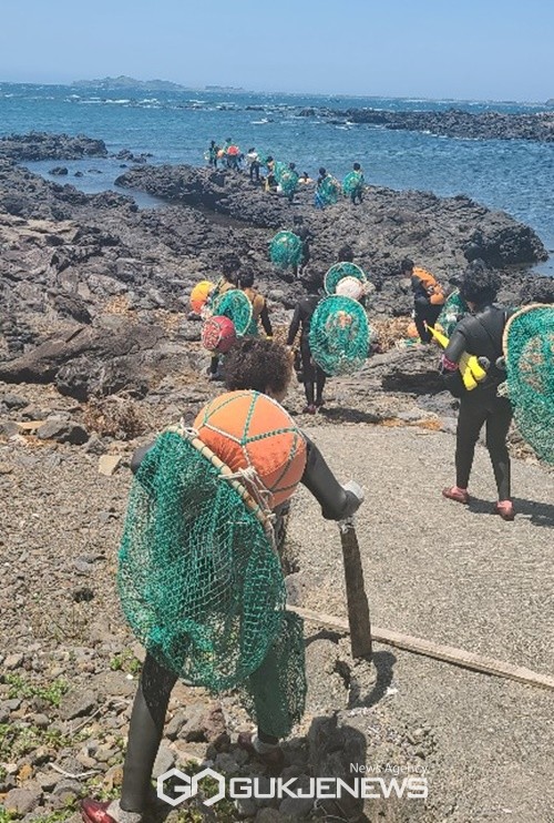 제주도 소방안전본부는 최근 제주 해상에서 해녀 조업 중 사고가 잇따라 발생함에 재발 방지를 위해 각별한 사고 주의를 요구했다.[사진=국제뉴스 제주본부 DB]