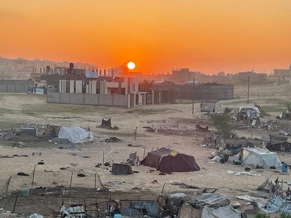2023년 12월 31일–가자, 팔레스타인 점령 지역. 강제 이주민들의 텐트가 자리잡고 있는 모습. (사진 제공=국제구조위원회(IRC)
