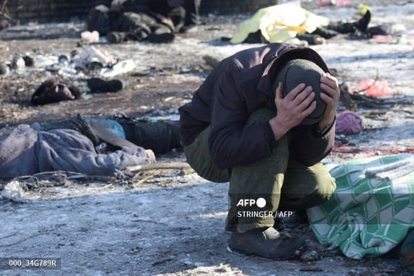 러시아와 우크라이나의 전쟁이 계속되고 있는 가운데 21일(현지시간) 우크라이나 도네츠크에서 미사일 공격으로 사망한 아내의 시신 옆에서 한 남성이 울고 있다. 사진제공/AFP통신