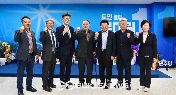 23일 오후 문대림 제주시갑 후보의 상임총괄선대위원장을 맡고 있는 강창일 전 주일본대사가 문대림 캠프를 방문해 캠프 관계자들의 노고를 격려했다.[사진=문대림 후보 선거사무소]