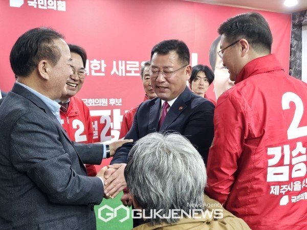 23일 열린 국민의힘 제주시갑 고광철 후보 개소식에 참석한 김영진 전 갑 당협위원장은 "고광철 후보가 지난 20년 총선에서 보수의 패배감을 패배시켜줄 것"이라고 승리를 자신했다.[사진=문서현 기자]