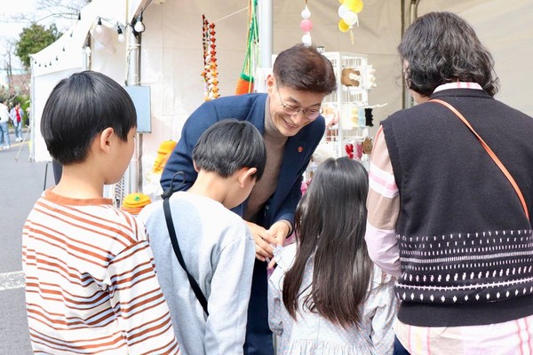 더불어민주당 제주시갑 문대림 예비후보는 22일과 23일 양일간 제주시 곳곳에서 열리는 는 ‘벚꽃 축제’에 참석해 지역주민들을 만나 “반드시 당선돼 진정으로 도민을 섬기는 일을 하고 싶다”며 지지를 호소했다.[사진=문대림 후보 선거사무소]