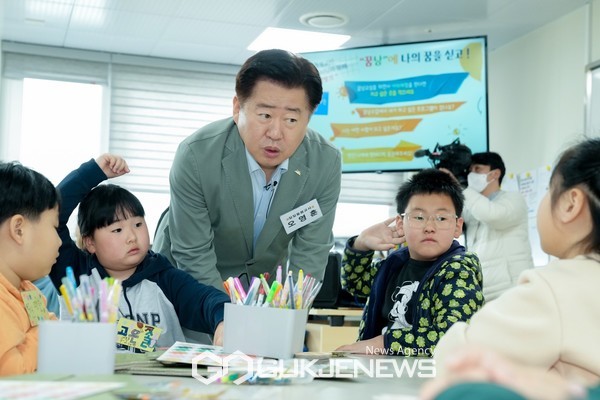 개소식 이후 오영훈 지사와 김광수 교육감이 일일교사로 나서 아이들과 자유롭게 소통하며 함께 ‘꿈낭’ 나무모형을 만들었다.[사진=제주도]