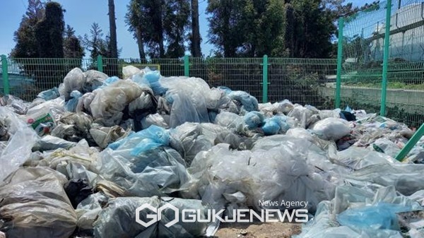 귀포시는 멀칭폐비닐을 포함한 영농폐비닐수거사업에 멀칭폐비닐을 포함해 수거하고 있다.[사진=서귀포시청]