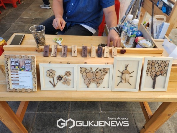 서귀포시는 오는 30~31일 이틀간 진행되는 서귀포 유채꽃 축제장에서 특별한 목재 체험을 할 수 있는 부스를 마련해 운영한다.[사진=서귀포시]