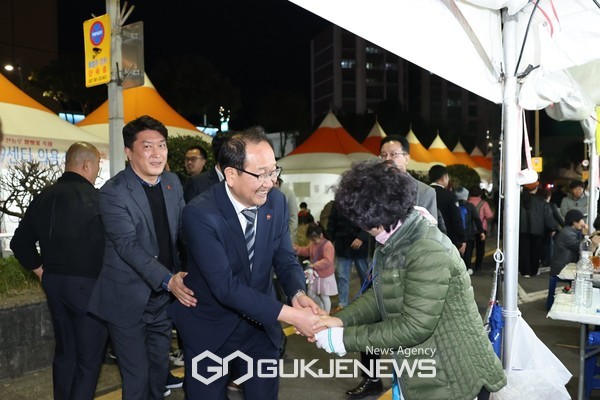 강병삼 제주시장은 지난 22~23일 제주시 일원에서 열리는 벚꽃축제장을 찾아 시민들과 소통하며 벚꽃 축제를 함께 즐겼다.[사진=제주시청]