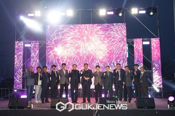 강병삼 제주시장은 지난 22~23일 제주시 일원에서 열리는 벚꽃축제장을 찾아 시민들과 소통하며 벚꽃 축제를 함께 즐겼다.[사진=제주시청]