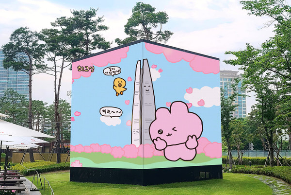 롯데월드타워 앞 미디어큐브에 ‘최고심’ 콘텐츠가 송출되고 있다. 시뮬레이션 영상 캡처(제공=롯데물산)