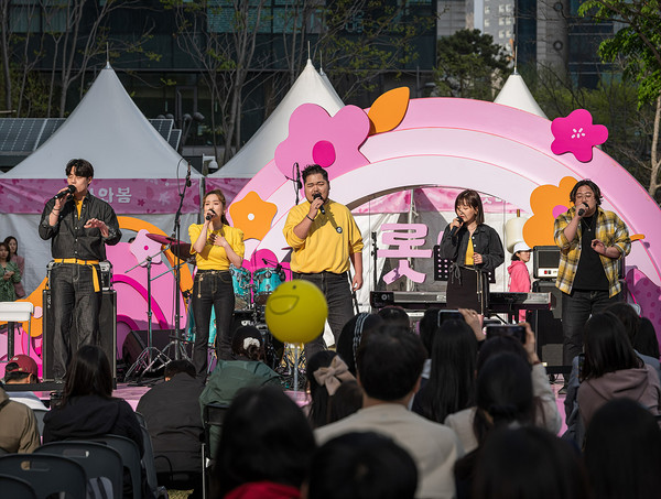 작년 진행된 2023 롯타와봄 버스킹 공연 모습(사진제공=롯데물산)