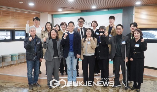 25일 더불어민주당 제주시을 김한규 후보는 제주도 사회복지사협회와 간담회를 갖고  "제주에도 권익지원센터가 설치될 수 있도록 노력하겠다"고 답했다.[사진=김한규 후보 선거사무소]