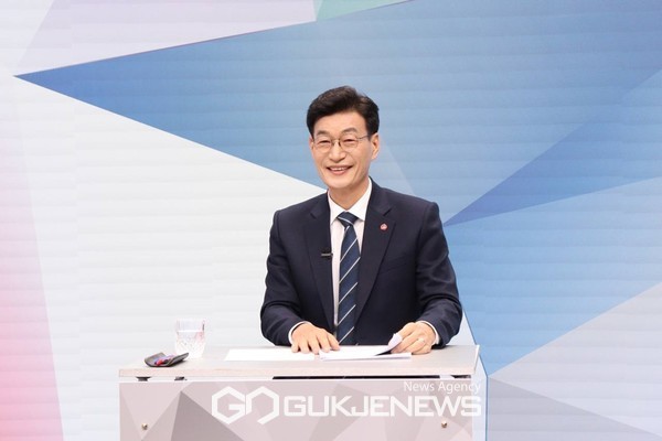 문대림 후보는 “평소에도 TV토론이 인신공격 등 상호비방의 장으로 악용되는 것을 경계해 왔다”며, “귀한 시간을 할애해 시청해주는 도민들을 위해서라도 정책의 우열과 실현 가능성으로 경쟁하는 기조를 계속 유지할 것”이라고 밝혔다.[사진=문대림 후보 선거사무소]