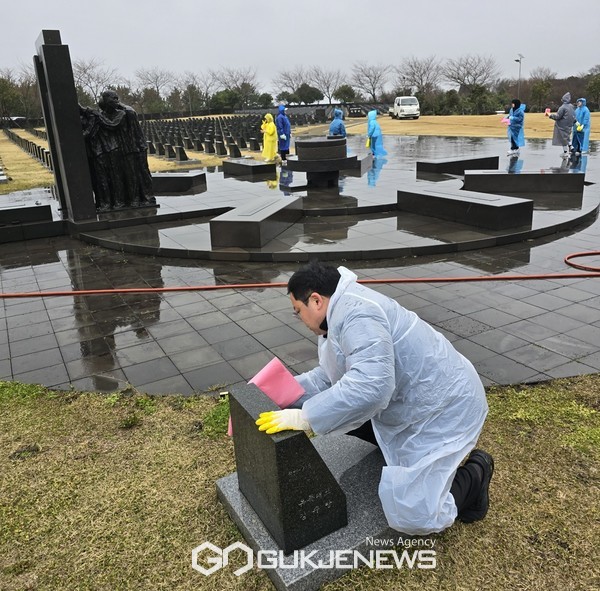 24일 제주도의회의원보궐선거 아라동을 보궐선거에 출마한 국민의힘 김태현 후보는 제주 4·3평화공원 내 행불인 묘역을 찾아 묘비 청소와 환경정화 봉사활동을 전개했다.[사진=김태현 후보 선거사무소]